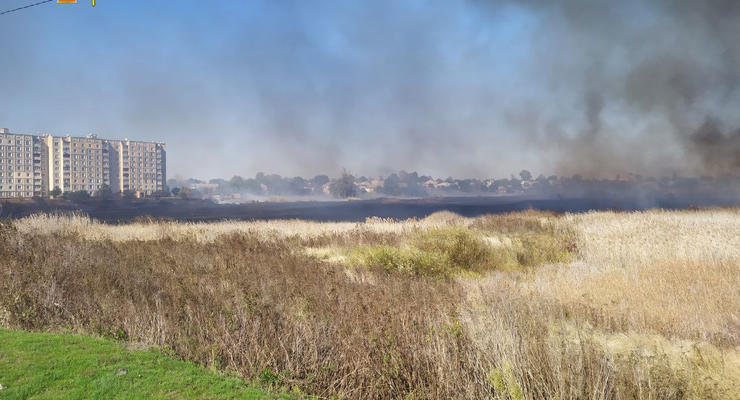 В Харьковской области горит 4,5 га территории, огонь подошел к домам