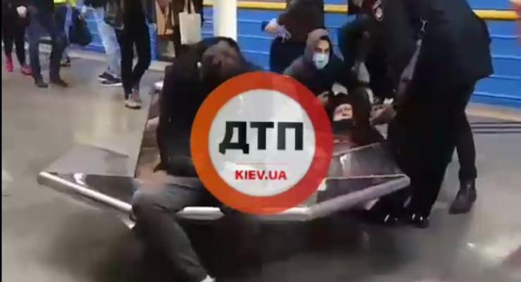 В киевском метро ранили пассажира