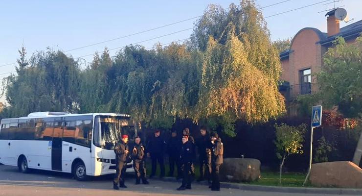 У дома Порошенко дежурит полиция, ночью в Козине снова было неспокойно