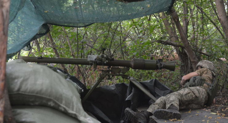 На Донбассе продолжаются обстрелы, ранен украинский солдат