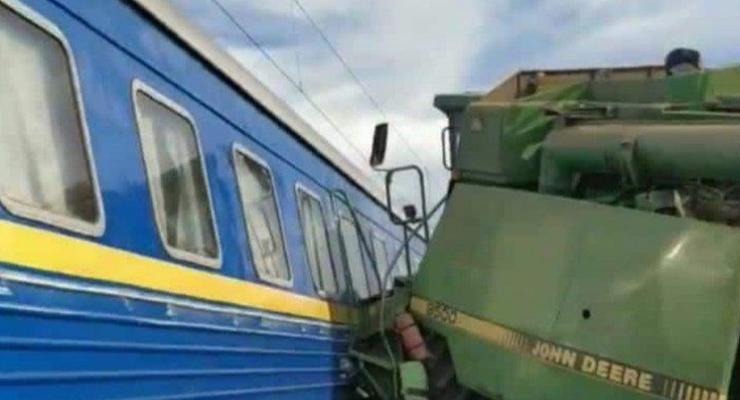 В поезд Бахмут-Львов въехал комбайн: 6 вагонов разбиты
