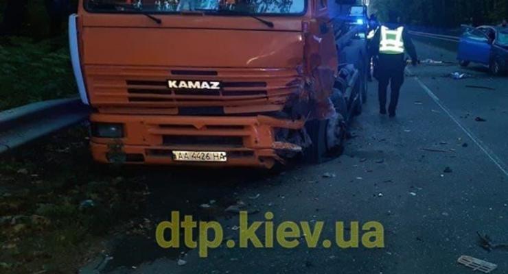 Смертельное ДТП под Киевом: легковое авто врезалось в КамАЗ