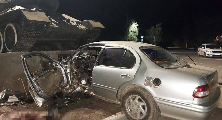 Под Одессой Nissan влетел в танк: Водитель погиб