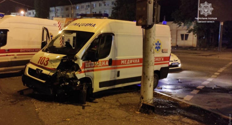 В Одессе "скорая" попала в ДТП, пострадали два человека