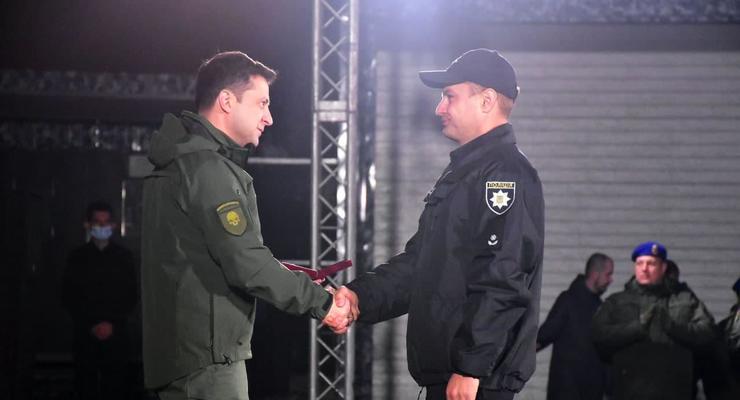 Зеленский в Мариуполе наградил полицейских и военнослужащих