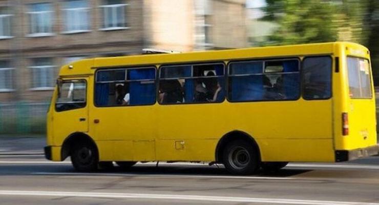 В Киеве неизвестные обстреляли маршрутку