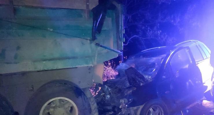 На Буковине Mazda врезалась в КАМАЗ: двое погибших