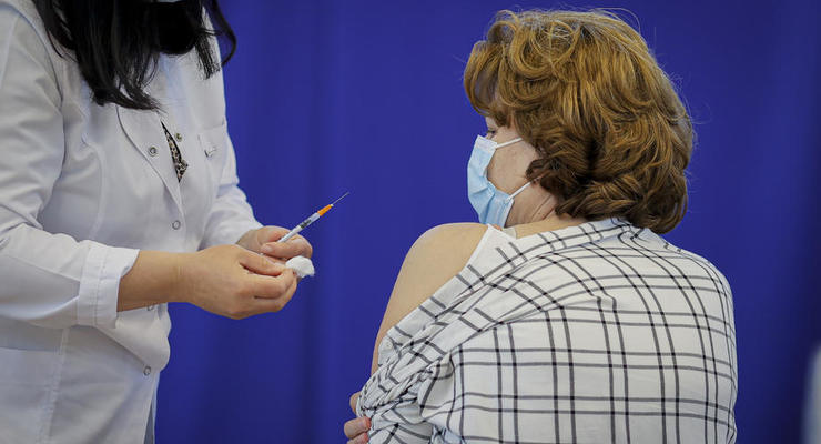 Почти 6,5 млн украинцам сделали две прививки от COVID-19