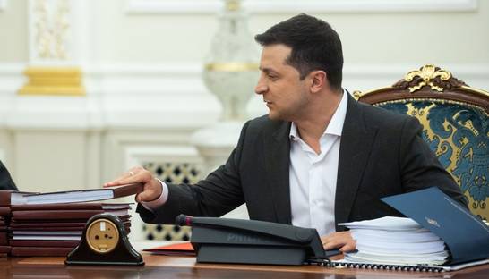 Зеленский поручил постоянно отслеживать работу центров COVID-вакцинации