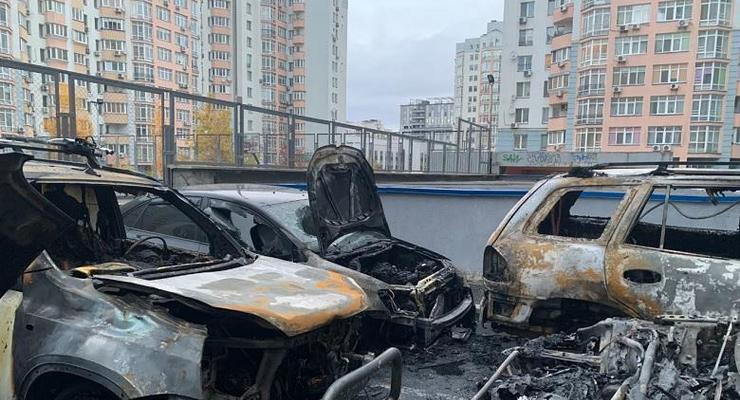 В Голосеевском районе сгорели пять автомобилей, еще два пострадали