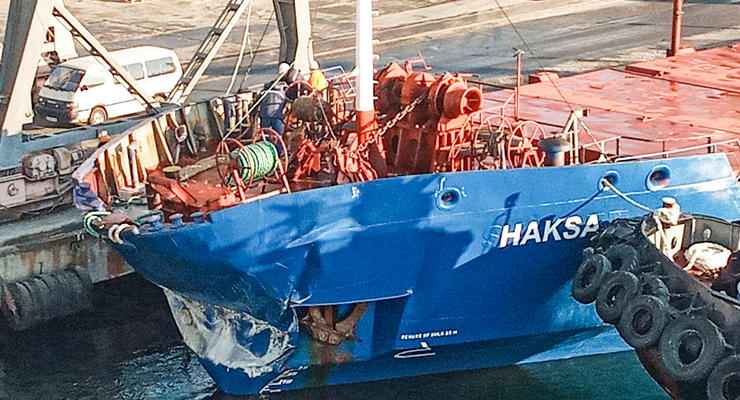 В Черноморске турецкое судно столкнулось с причалом