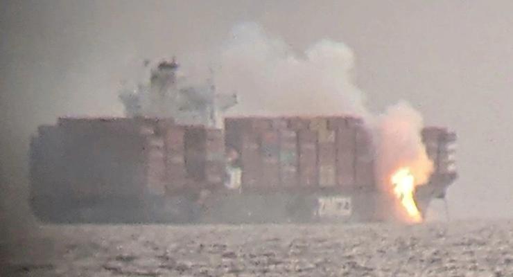 Возле берегов Канады загорелось судно с химикатами