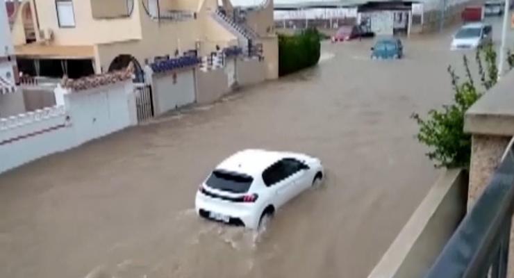 Испанию затопило ливнями: потоком сметает машины