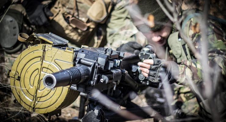 За день боевики 15 раз обстреляли позиции ВСУ на Донбассе: Погиб военный