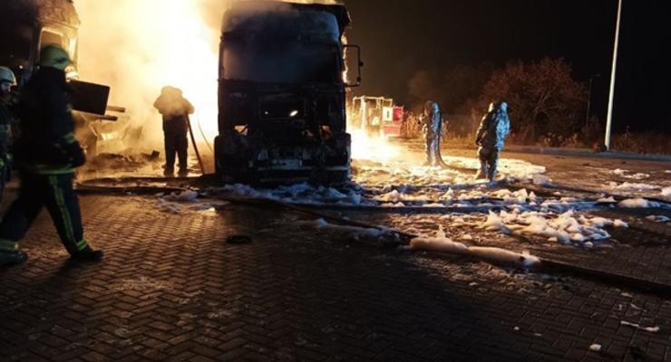 Взрыв на заправке под Харьковом: сгорели два грузовика