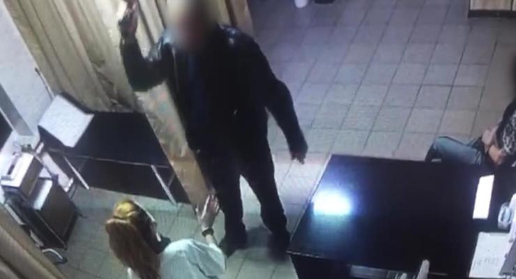 Пьяный житель Киевщины ворвался в больницу и угрожал врачу пистолетом