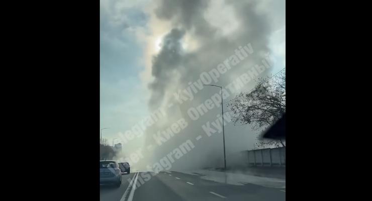 В Киеве посреди дороги забил горячий гейзер