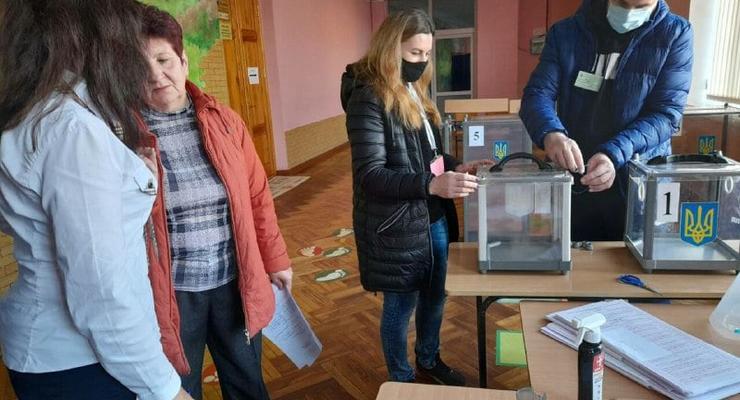 Выборы мэра Харькова: Зафиксировано голосование "под присмотром"