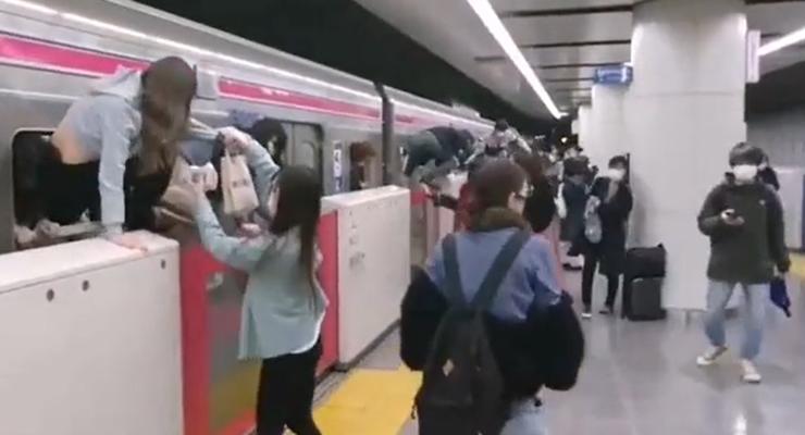 В Японии мужчина нарядился в Джокера и поджег вагон метро