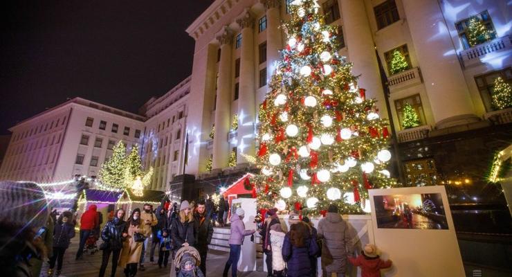 В Киеве начали устанавливать первую новогоднюю елку