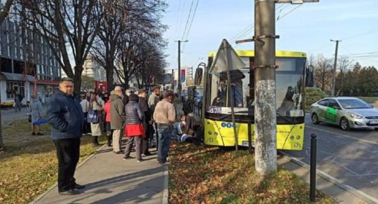 ДТП во Львове: водитель автобуса умер за рулем