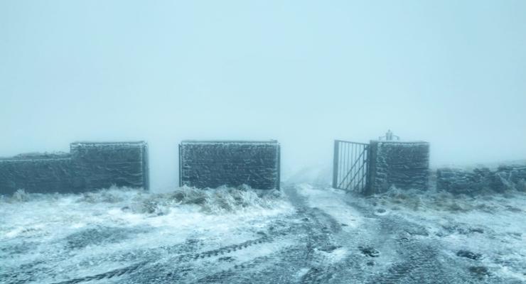 В Карпаты вернулась зима: Спасатели показали фото заснеженной горы