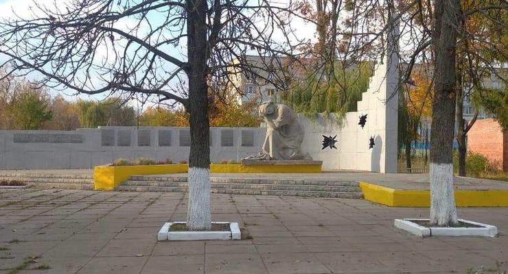 Под Харьковом повредили мемориал в честь погибших во ВМВ