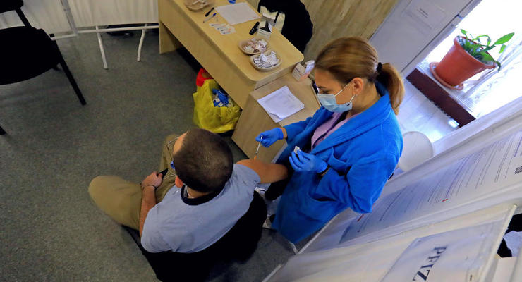 В Польше задержали работников прививочного центра, которые продавали сертификаты