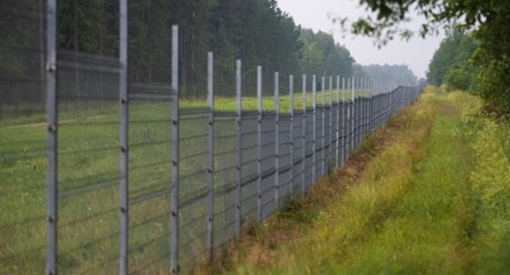 На границе с Беларусью Польша построит пятиметровый забор
