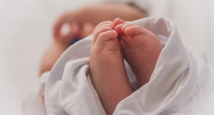 На Тернопольщине мать бросила на улице новорожденного ребенка