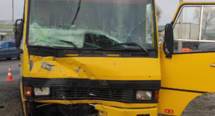 Авария с пострадавшими под Киевом: маршрутка столкнулась с микроавтобусом