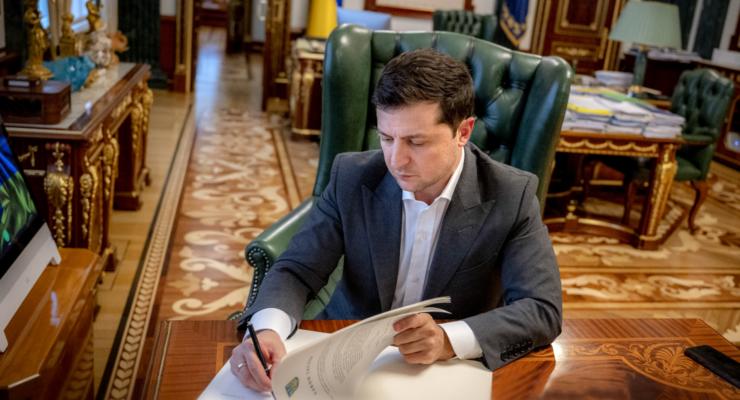 Зеленский подписал антиолигархический закон