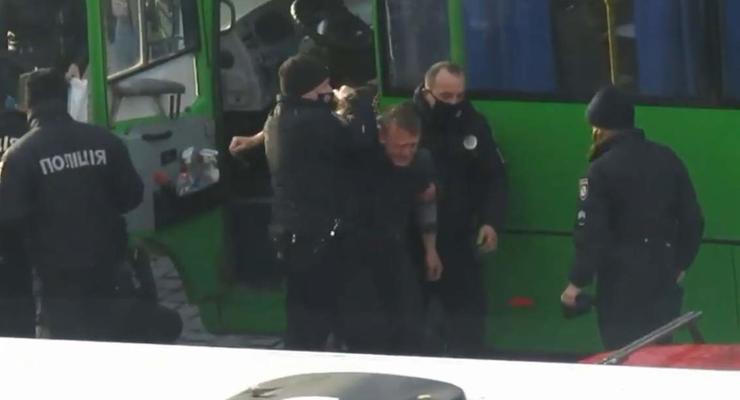 В Луцке полицейские поломали руку водителю маршрутки