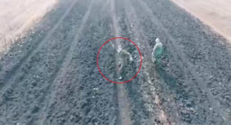 В сети показали, как боевики пытались камнями сбить дрон ВСУ