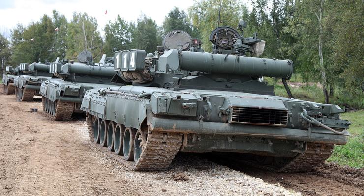 Россия перебрасывает танки к границам Украины, - Bloomberg