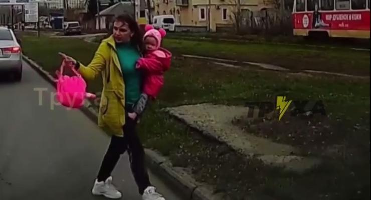 У харьковчанки отобрали ребенка из-за неправильного перехода дороги