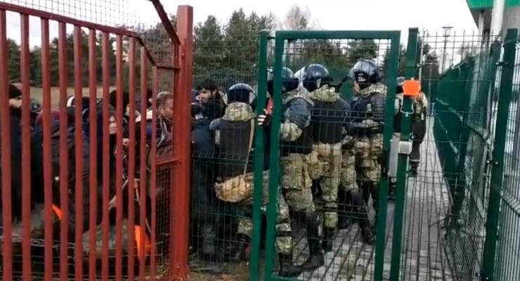 Белорусские силовики не позволяют мигрантам отойти от польской границы