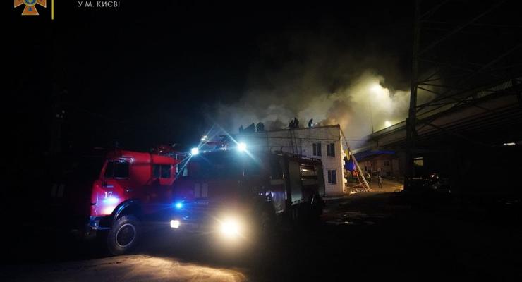 В Киеве пожар на СТО — есть пострадавшие