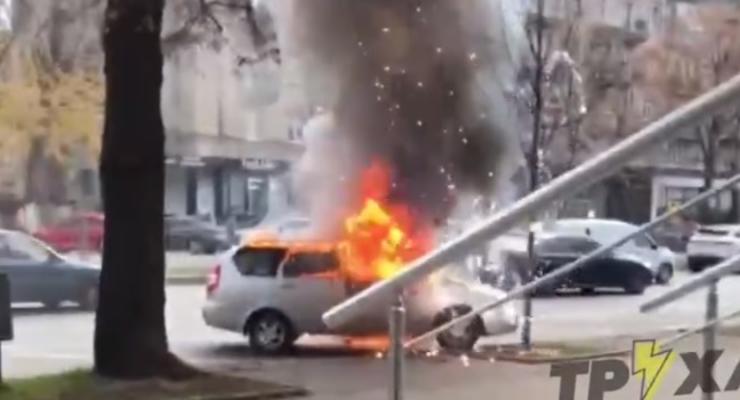 Очевидцы сняли на видео взрыв машины в центре Харькова