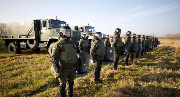 Украина стягивает на границу с Беларусью технику и правоохранителей