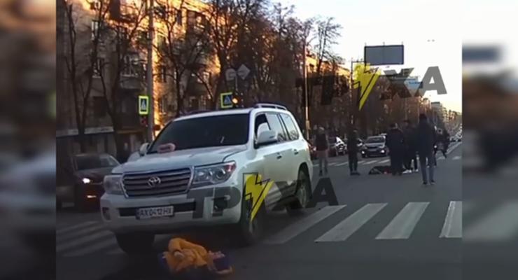 В Харькове внедорожник Toyota сбил двух подростков