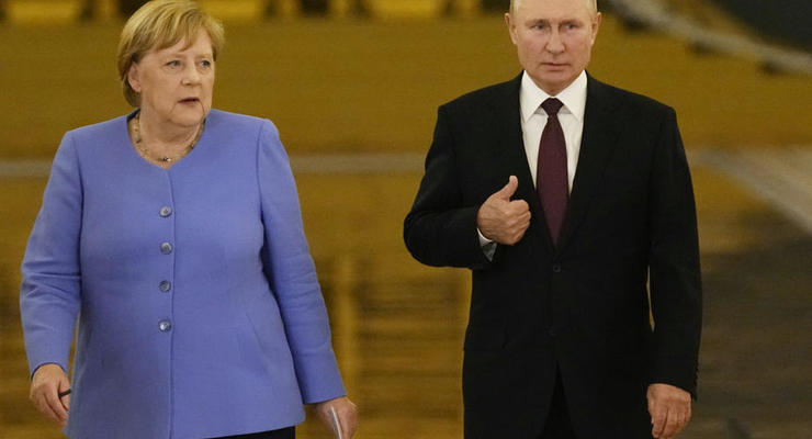 Путин пожаловался Меркель на Украину и НАТО