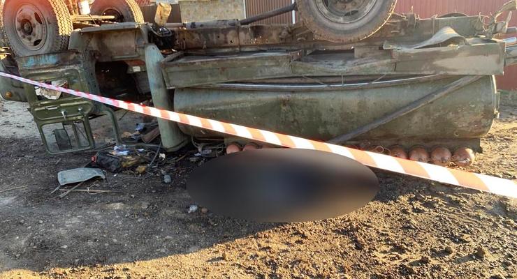 Раздавил пенсионерку: В Николаеве грузовик упал на пешехода