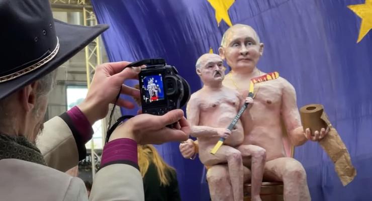 В Чехии устроили акцию с куклами "голых Путина и Лукашенко"