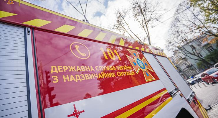 В Одессе пожарная машина ехала на вызов и влетела в киоск