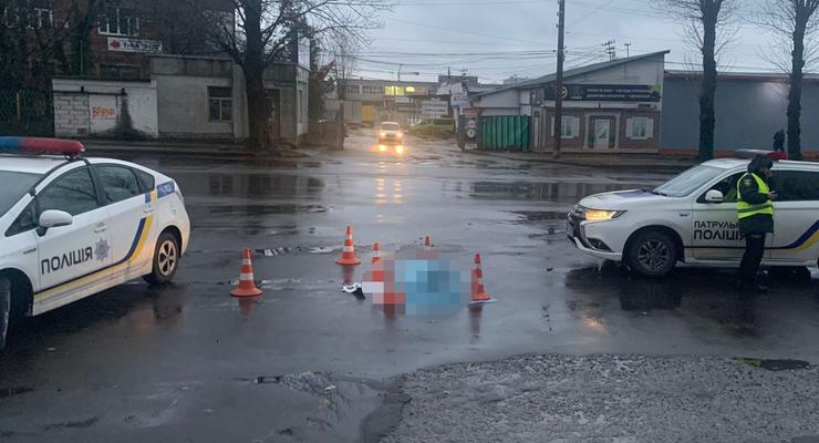 Даже не остановился: во Львове водитель автобуса сбил двух женщин и скрылся