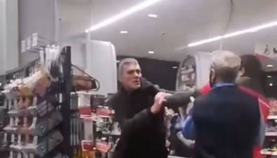 В киевском супермаркете мужчина подрался с охраной из-за маски