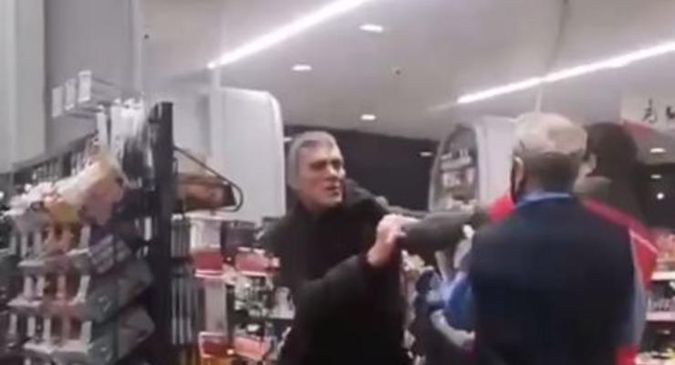 В киевском супермаркете мужчина подрался с охраной из-за маски