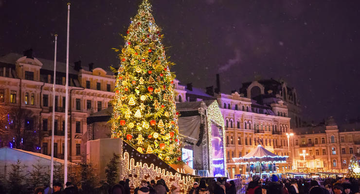 В Киеве начали устанавливать главную елку Украины: Чем украсят
