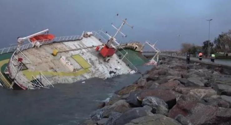 В Турции из-за непогоды затонуло судно